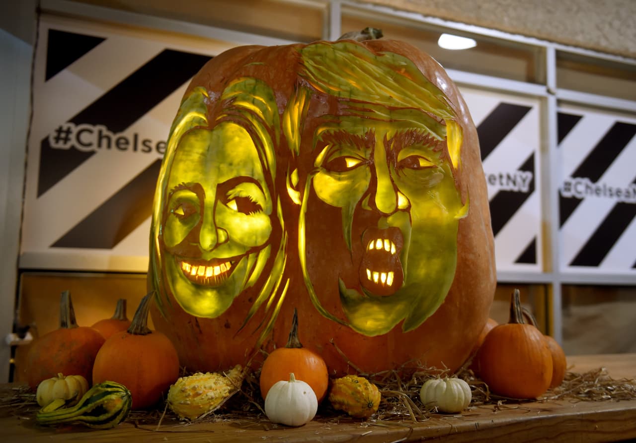 McMahon es conocido por tallar distintas frutas, como el melón y la patilla. Hace este trabajo desde 1976.