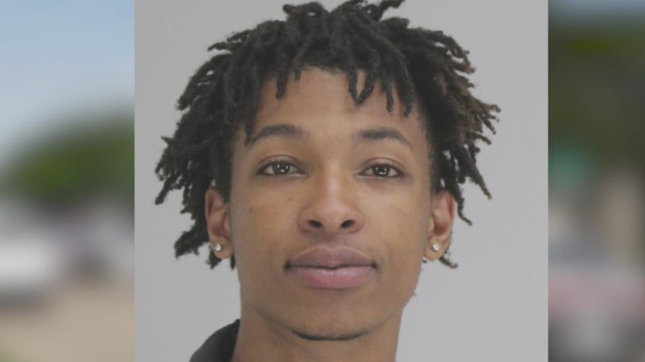 El pasado sábado el cuerpo del pequeño fue encontrado sin vida en una calle y este lunes el sujeto está arrestado bajo cargos de rapto y robo. El sospechoso fue captado por una cámara de vigilancia llevándose al niño de su cuna.