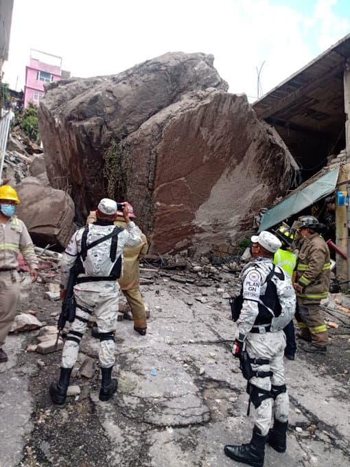 Según explicó en el lugar de los hechos el alcalde, dos grandes rocas se deslizaron aplastando las casas, por lo que la zona permanece en riesgo por posibles derrumbes.