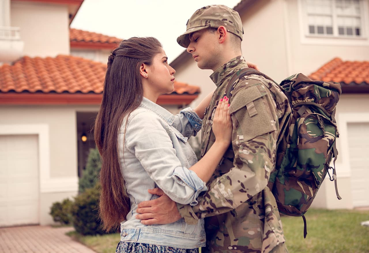 Un beso y un abrazo, sellan ese pacto de amor que existe entre los dos.