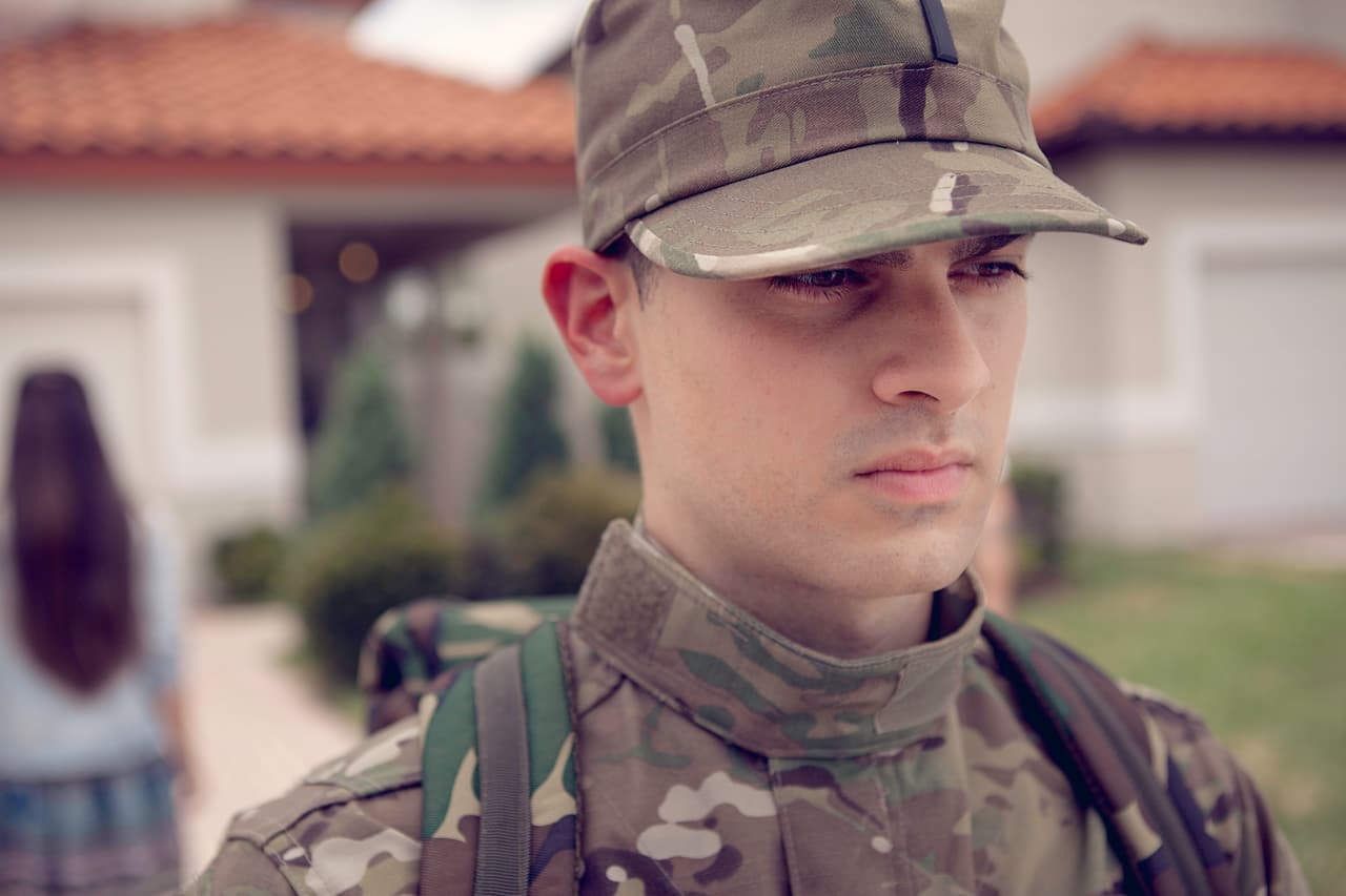 Él Sabe lo que le espera, sin embargo, está seguro que a su regreso, ella lo estará esperando y estarán más unidos que nunca.