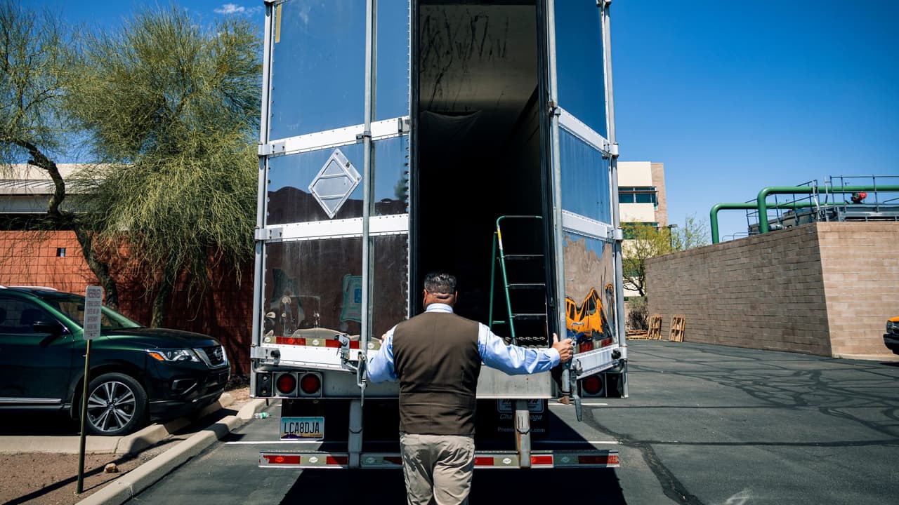 Este tráiler está estacionado afuera del Médico Forense del Condado Pima, dentro hay cajas con restos de inmigrantes.