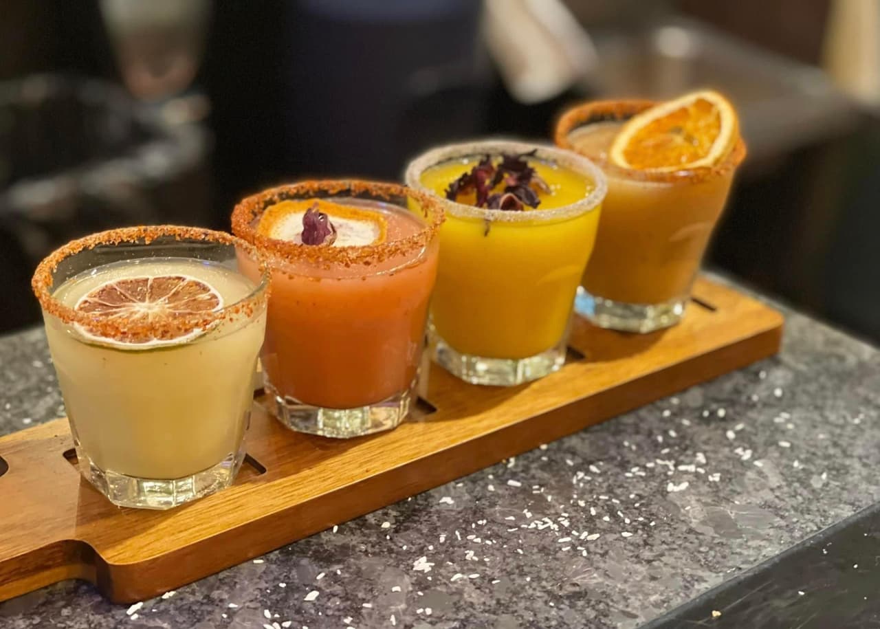 <b><a href="https://www.vivatequilafestival.com/?discoveratlanta">Viva Tequila Festival (6 de noviembre)</a></b>. Los amantes de la comida, los amigos y cualquiera que ame las fiestas no querrán perderse esta exclusiva y única experiencia de degustación de tequila. Ven a beber y saborear más de 30 tequilas mexicanos hechos a mano en lotes pequeños, combinados con platos pequeños de los mejores chefs y restaurantes de Atlanta, según sus organizadores.