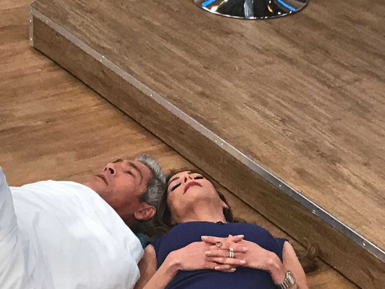 De este modo despedimos la mañana, Johnny y Lourdes casi a punto de dormir como un par de angelitos.