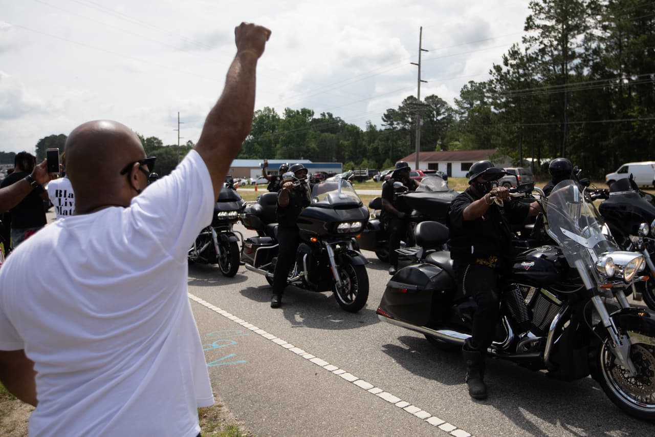 Los miembros del grupo ‘Black Cowboys’ (vaqueros negros, en español), llegan a caballo a la ceremonia funeraria de Floyd en Carolina del Norte, donde también se concentró una gran caravana de motos.