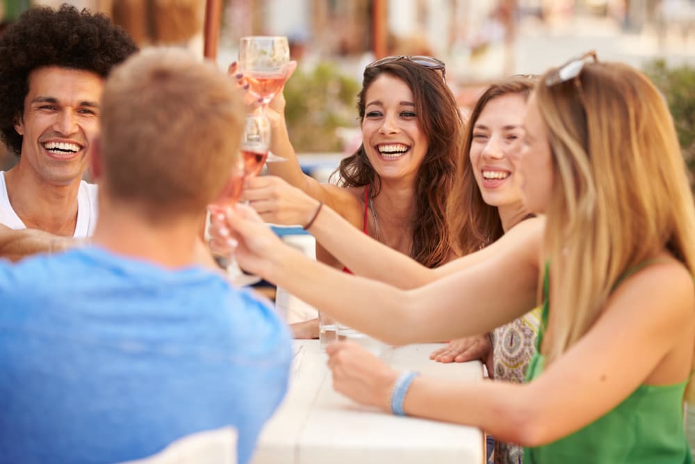 Su elemento es el aire y se ve reflejado en la tolerancia que caracteriza a los Libra. Así que no hay mejor que un vino rosado o un martini para pasar un buen rato.