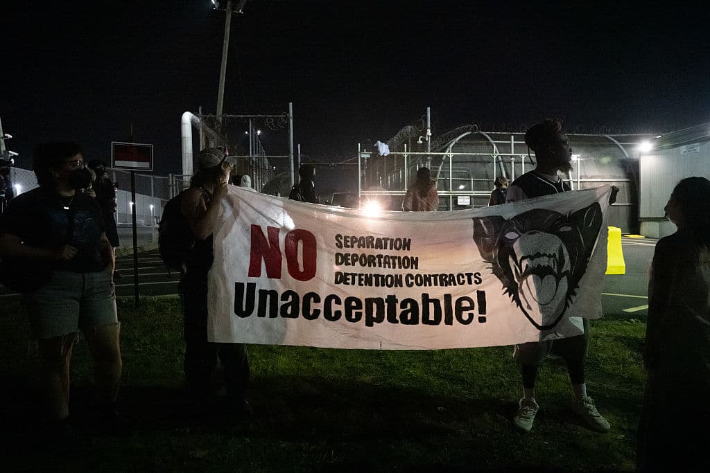 Amy Torres, directora ejecutiva de 
<i>New Jersey Alliance for Immigrant Justice</i>, reportó que 
<b>oficiales utilizaron gas pimienta y sometieron físicamente a varios manifestantes</b>, aunque no se reportaron lesiones graves.