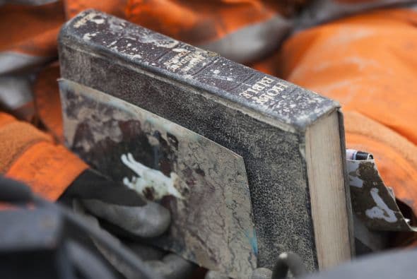 Y hasta sus propias manos para despejar los restos apiñados en medio del lodo.