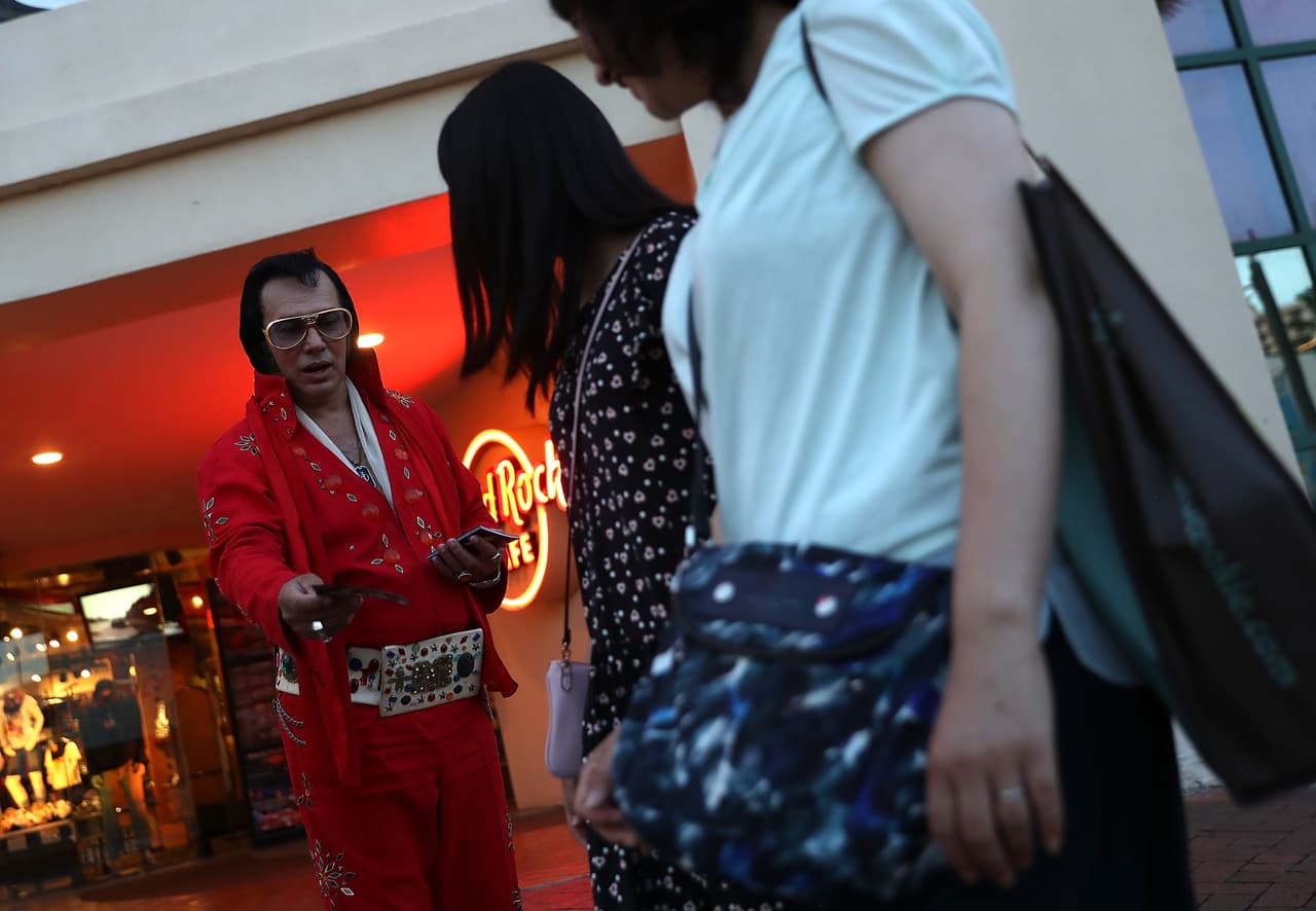 Un imitador de Elvis Presley frente al Hard Rock Café de Tamuning, este martes.