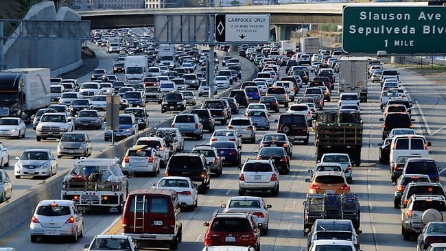 Los Angelinos pasan más de 100 horas al año atascados en el tráfico 