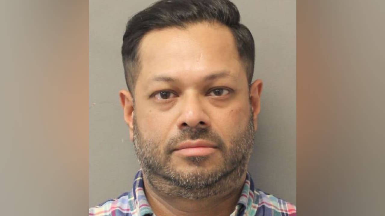 Ismail Akther Bhuiyan, fue arrestado y enfrenta cargos por conducir bajo los efectos del alcohol y por posesión de sustancias controladas.