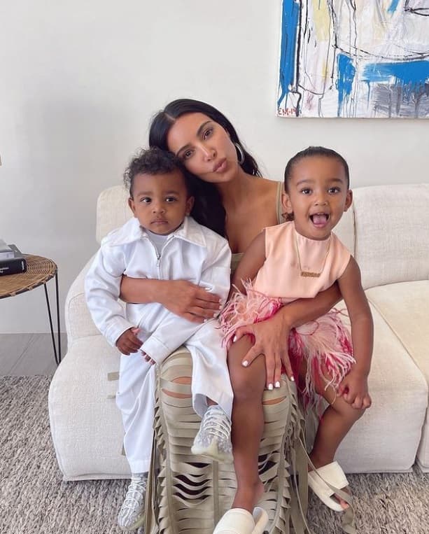 <b>Kim Kardashian</b>
<br>La popular actriz y modelo es, en la actualidad, la mamá de 
<b>North</b>, 
<b>Chicago</b>, 
<b>Psalm</b> y 
<b>Saint,</b> a quienes tuvo como fruto de su matrimonio con el rapero 
<b>Kanye West</b>.