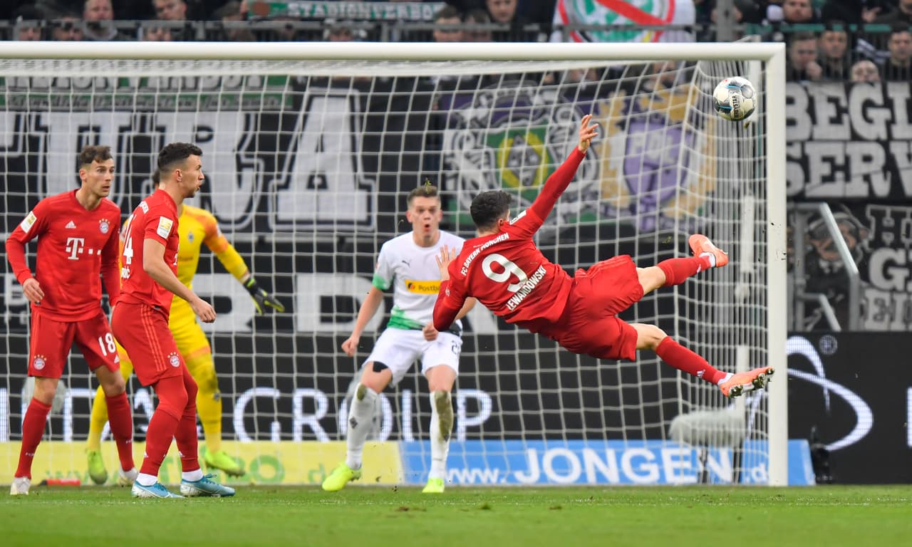 <b>#1</b> 
<b>Robert Lewandowski - Bayern München.</b> El romperredes polaco, Robert Lewandowski se sigue alejando, tiene 29 tantos con el doblete del fin de semana y ya piensa en la Bota de Oro.