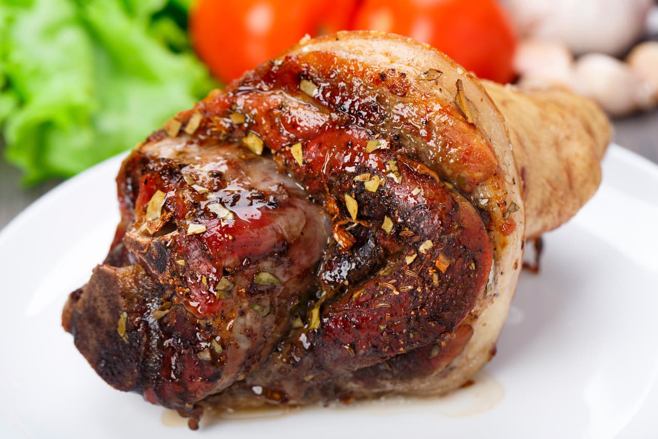 Para que este platillo resulte realmente jugoso, es necesario marinar la pierna por al menos dos horas, dependiendo del tamaño. En la cocina mexicana tradicional lo preparan adobada, pero hay muchas maneras de cocinarla. Sé paciente ya que la cocción requiere de unas cuatro horas, o tal vez más.