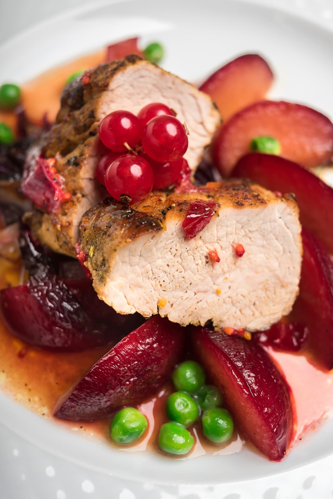 Dependiendo de su tamaño, tardará en cocerse alrededor de una hora, pero no debes olvidar bañar el lomo con los juegos constantemente durante su cocción. Los términos de esta varían dependiendo tus gustos, pero lo más recomendable en este corte es cocerlo hasta que la parte del centro ya este ligeramente blanca.