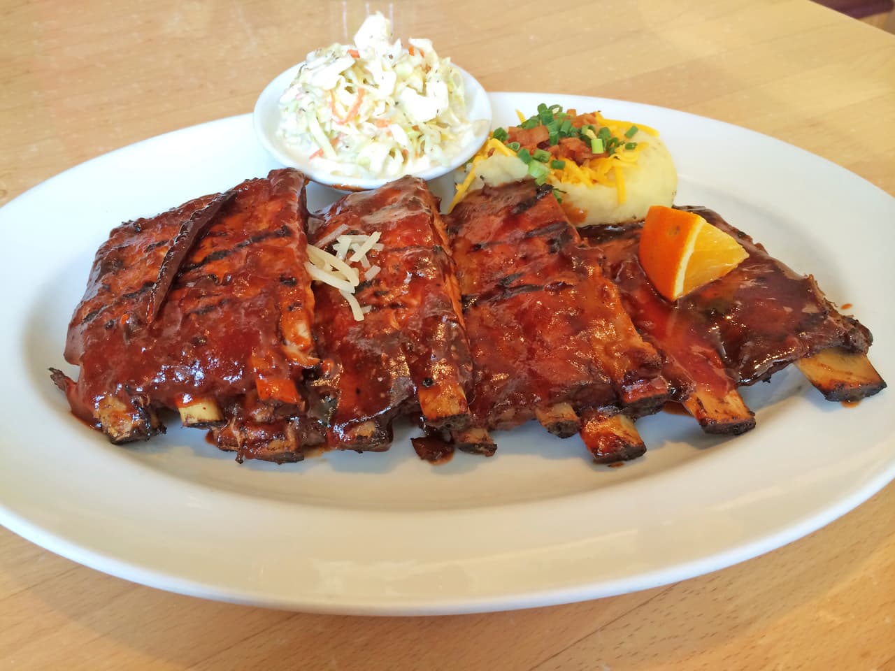 En el horno es donde mejor consistencia obtienen las costillas de cerdo, pero debes prepararlas varias horas o incluso una noche antes. Puedes esparcir una cucharada de azúcar o sal para que ayude a atenuar los sabores mientras le das palmadas para que se adhiera. Prueba prepararlo con una rica salsa de ciruela con jugo de naranja.