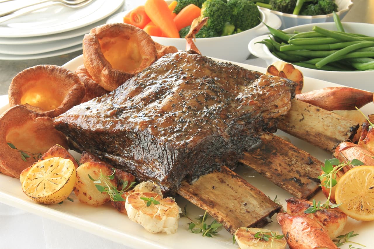 Costillar de cerdo. Tendrás que ser paciente para obtener la cocción perfecta de este corte, pero su crujicidad valdrá la pena y te hará chuparte los dedos.