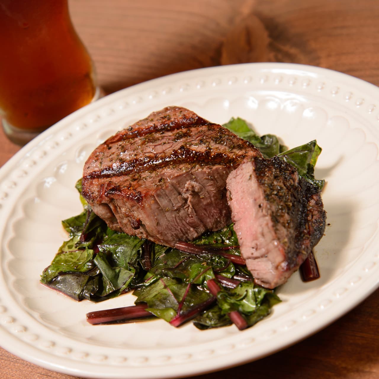 Colita de cuadril. Es perfecta si estás pensando en agregarle un relleno a tu carne. Prueba marinarlo con vino tinto y experimentar con los sabores agridulces de algunos pimientos morrones y espinacas.