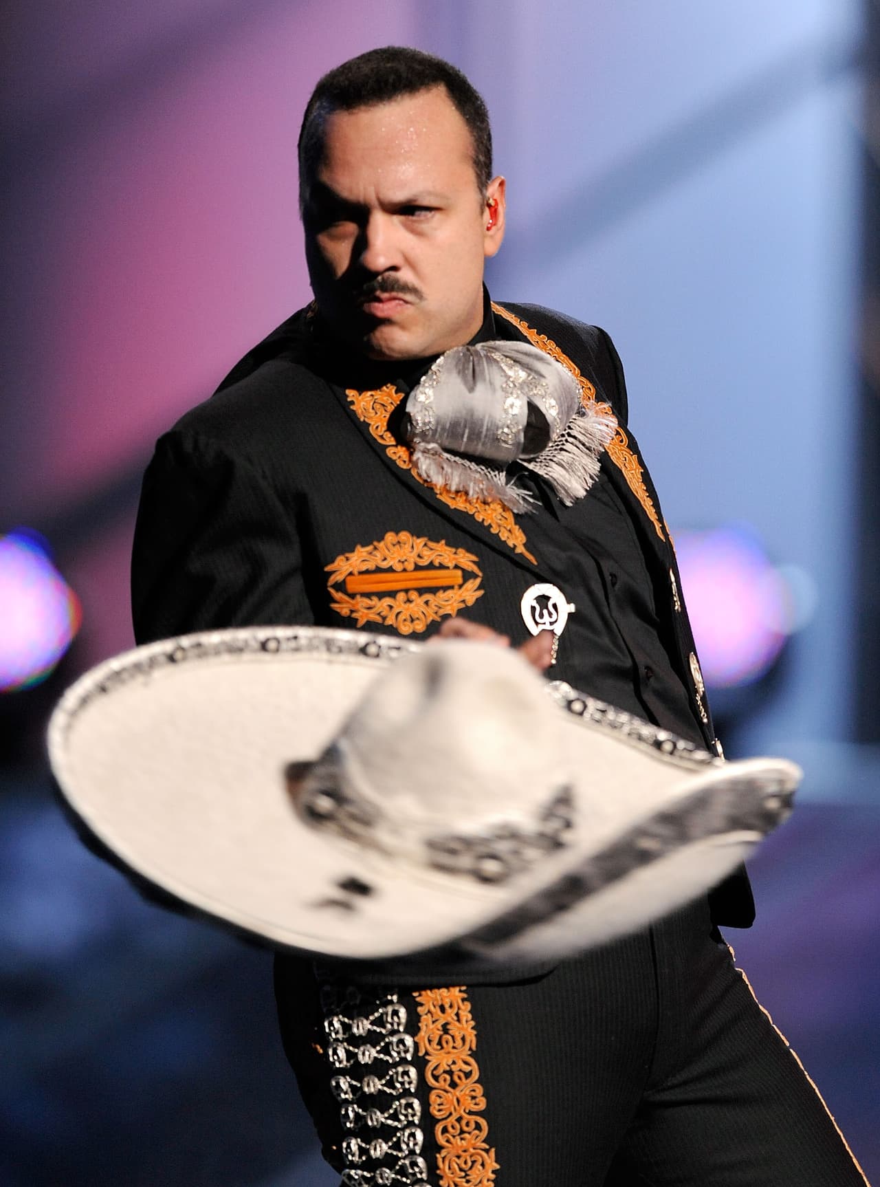 El cantante Pepe Aguilar es conocido por su potente voz para interpretar género ranchero y en esta edición está nominado en la categoría de Grabación del Año por su tema 'Cuestión de Esperar'.