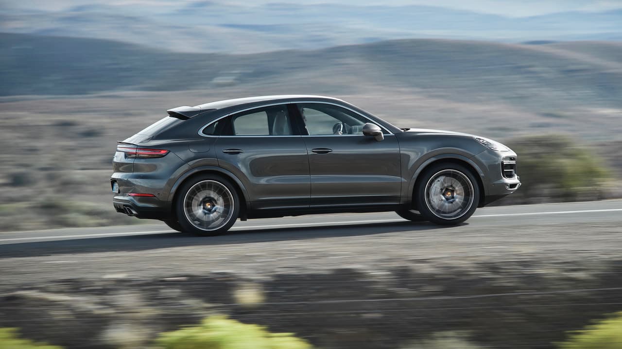 Ambas versiones de la Porsche Cayenne Coupe cuentan con el sistema de control de suspensión activa y ruedas de 20 pulgadas. Ambos equipos son opcionales en la Cayenne regular, y no son baratos.