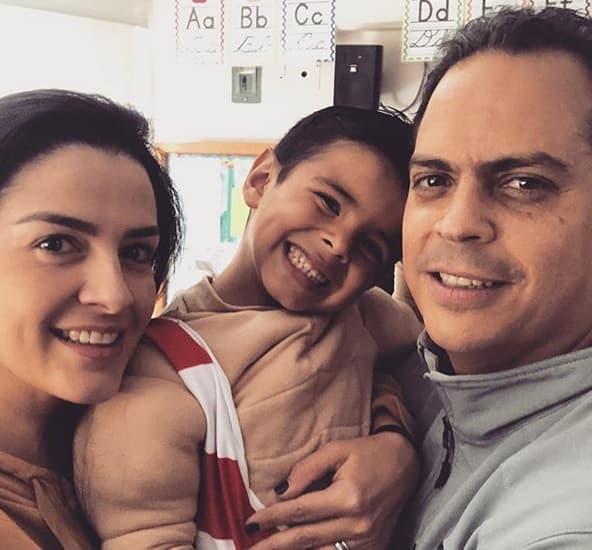 "No, 
<b>ya cerramos la fábrica</b>, mi marido (
<b>Isaac de Hita</b>) tiene un hijo de 9 años, así que ya son los tres ideales", afirmó.