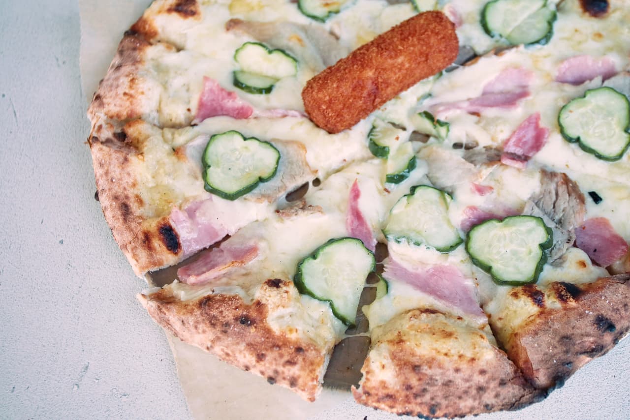 La pizza únicamente se preparará por un mes, desde el 14 de enero hasta el Día de San Valentín, en los restaurantes Versailles de la calle 8, Harry's Pizzeria y Genuine Pizza en Miami.