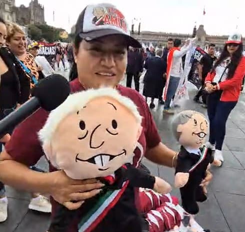 Otros prefieren un muñeco de mayor tamaño para 'recordar' al expresidente. Todos estos artículos 
<a href="https://www.univision.com/local/los-angeles-kmex/amlo-claudia-sheinbaum-zocalo-mexico-presidenta-fotos" target="_blank">pusieron el ambiente en la plancha del Zócalo</a>.