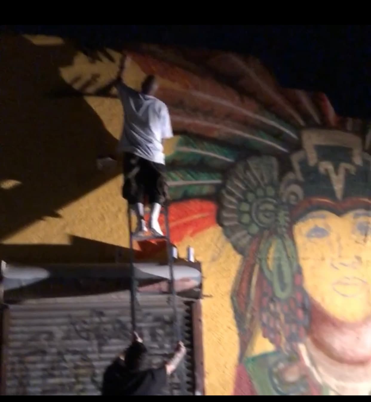 Lo peculiar de este dibujo de Guillen es que lleva puesto un penacho azteca. 
<br>