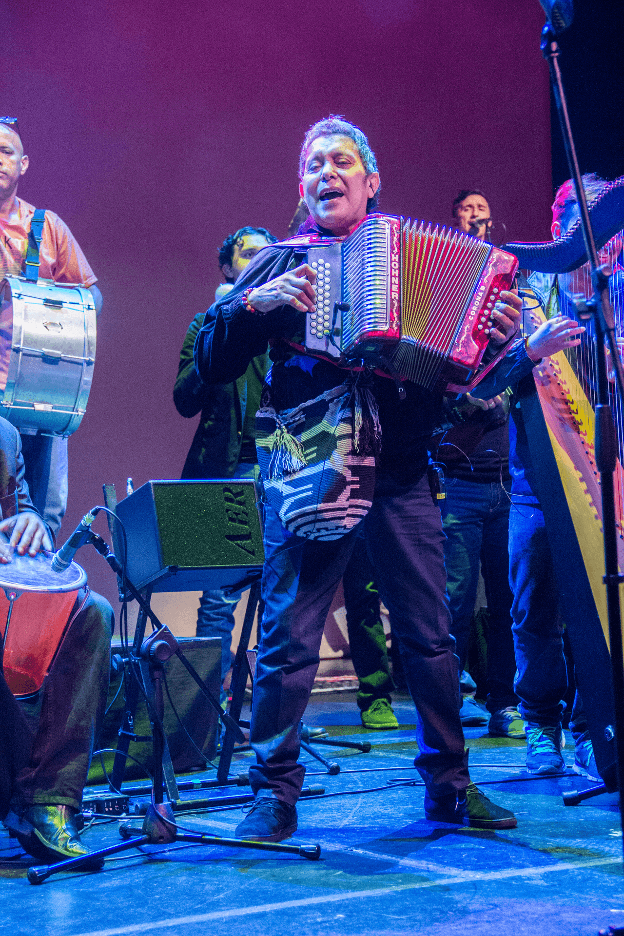 El maestro del acordeón Egidio Cuadrado, infaltable en cada presentación de Carlos Vives, deja lista su parte en medio de un canto muy sentido.