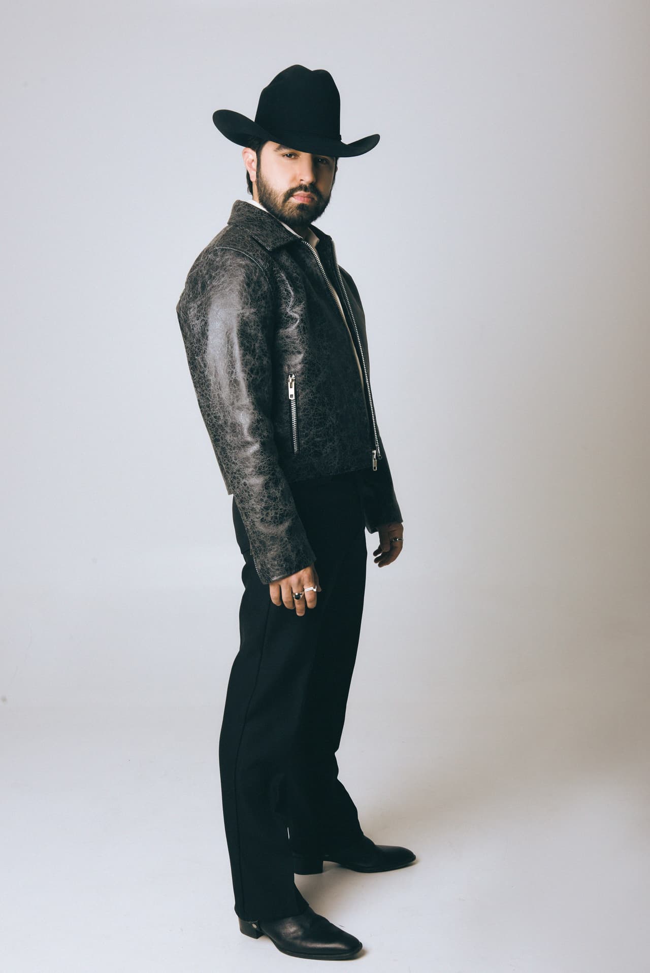 <h2 class="cms-H2-H2">Joss Favela será presentador en los Latin AMAs 2024</h2>
<br>Cantante, compositor y productor mexicano. Su versatilidad se refleja en su capacidad para trabajar con diferentes artistas y géneros musicales, en especial la música regional mexicana.