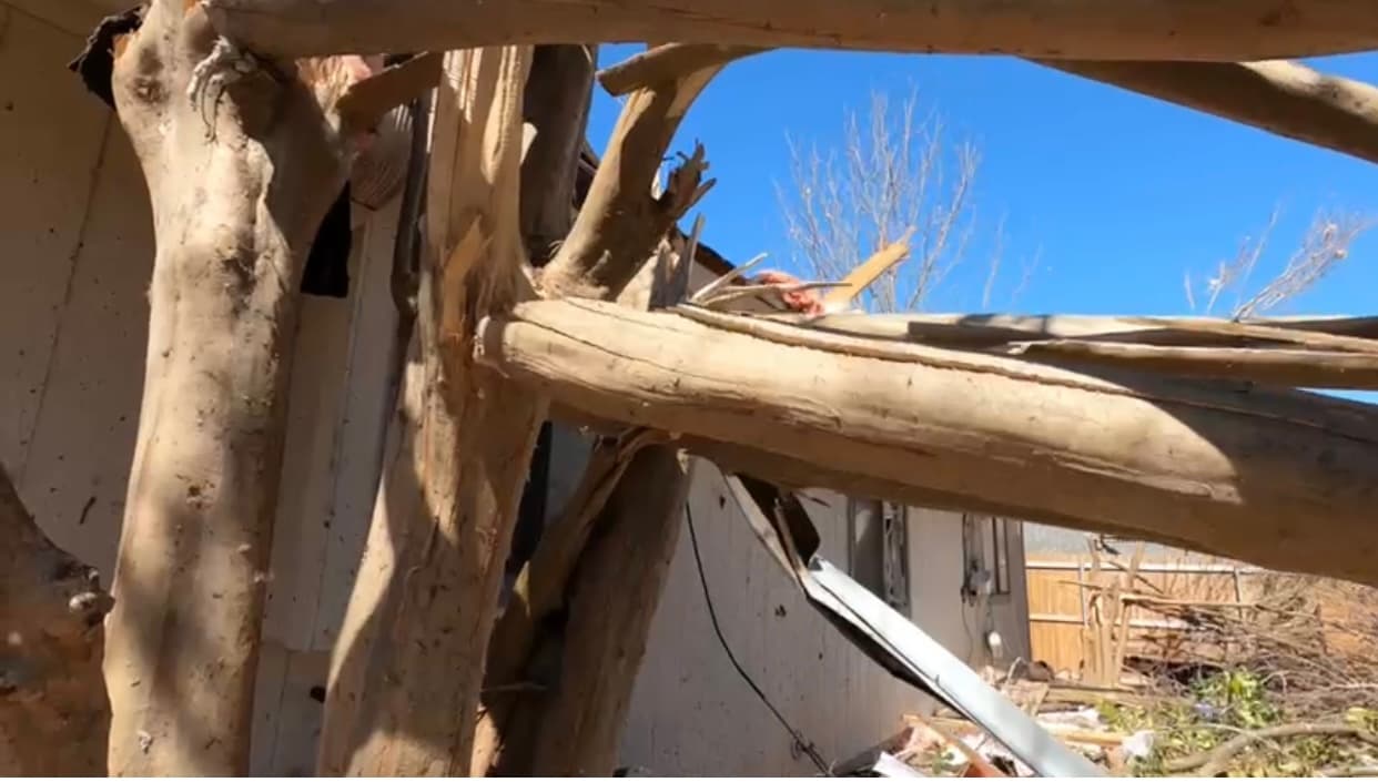 El alcalde de Round Rock, Craig Morgan, firmó una orden de declaración de desastre y le piden a las personas evitar las zonas con daños mintras pueden limpiar los escombros.