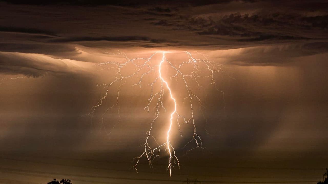 Los bomberos de los condados de Napa, Contra Costa, Sonoma, Santa Clara, Monterey y Santa Cruz han estado combatiendo contra múltiples incendios, incluyendo un cúmulo de pequeñas conflagraciones que se unieron en Brentwood y ahora las autoridades han denominado el incendio Deer Complex.