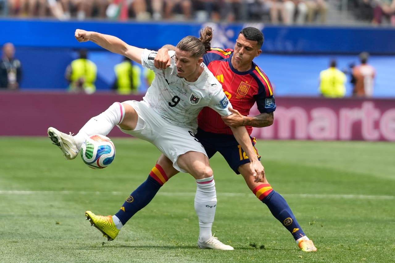 El austriaco Marcel Sabitzer (9) y el español Pedro Porro luchan por el balón durante un partido de dieciseisavos de final de la Copa del Mundo en Inglewood, California, cerca de Los Ángeles, el jueves 2 de julio de 2026.