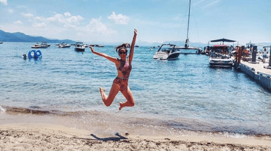 En las redes sociales de Maity, hay pocas fotos de ella luciendo cuerpazo en la playa.