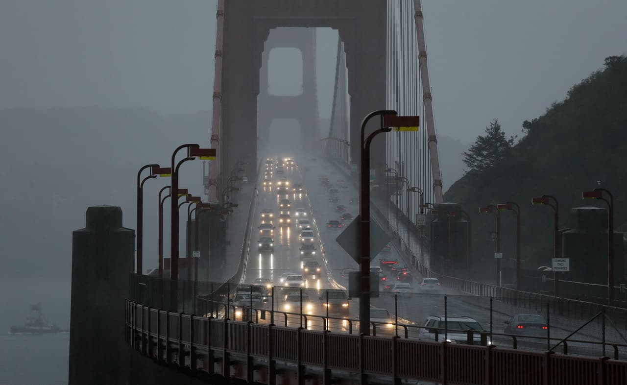 <b>Importante ruta. </b>Más allá de su simbolismo, el Golden Gate es una importante vía: es la única manera de salir de San Francisco por el norte, y forma parte tanto de la ruta interestatal 101 como de la ruta estatal de California 1. En un día normal pasan por el puente unos 100 000 vehículos.