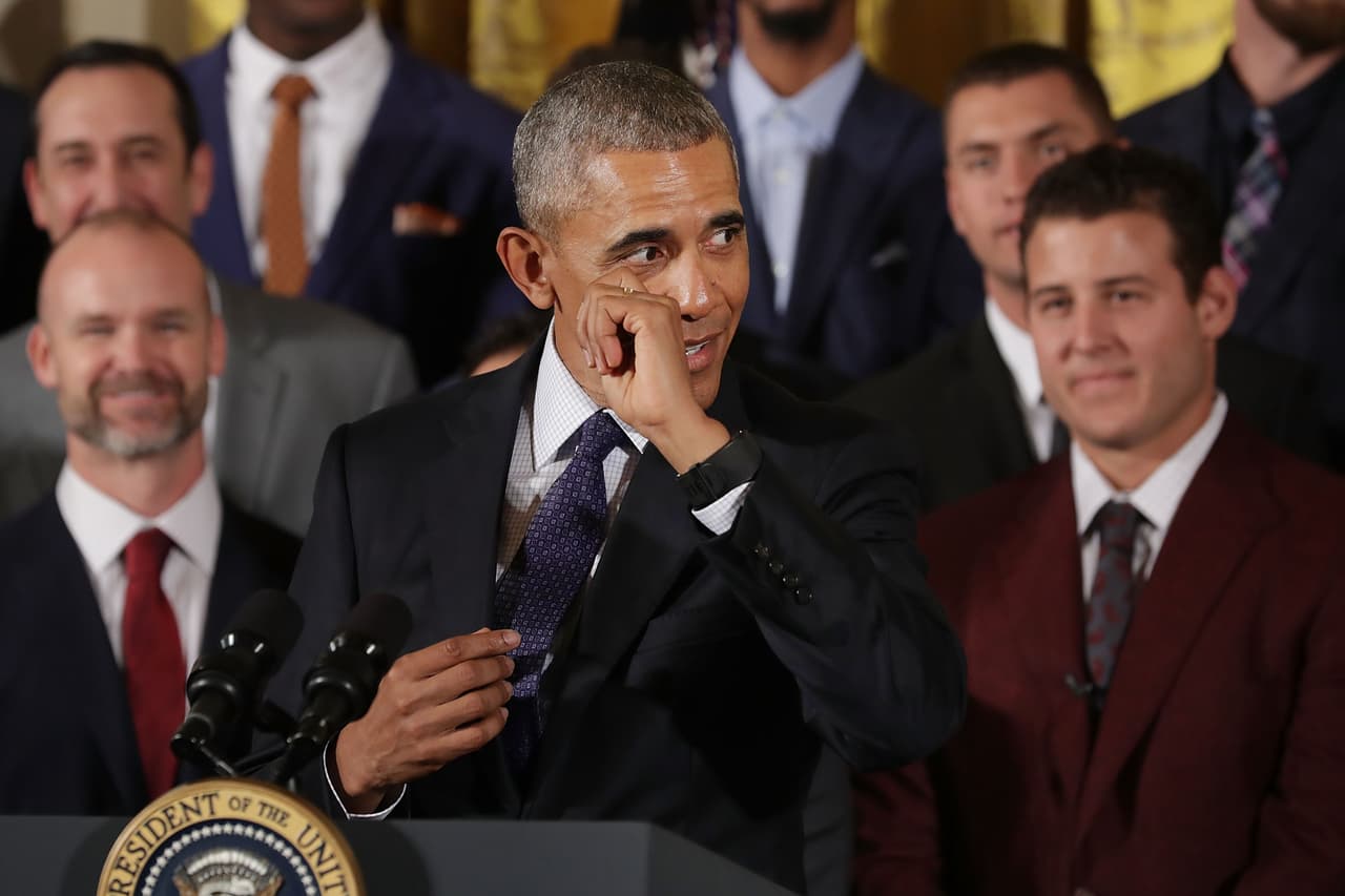 Durante el discurso de felicitación a los campeones, el presidente Barack Obama hace una pausa.