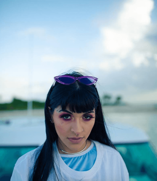 En estos días Cazzu presentó el video '00:00' de su álbum Error 93, y sus fans esperan con ansia ver qué tal le va en Premios Juventud 2019.