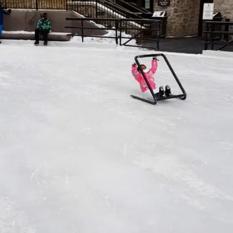 Carolina no tuvo la misma suerte, y sufrió un pequeño incidente sobre el resbaloso hielo.
