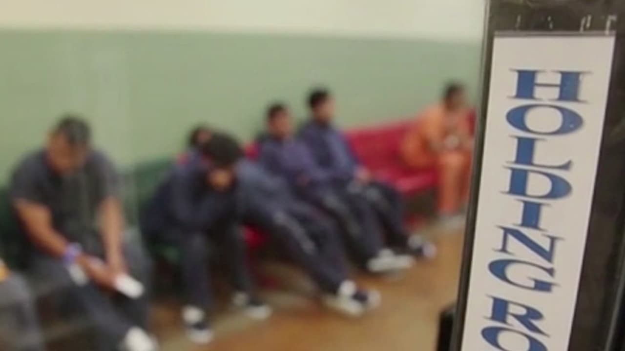 Inmigrantes detenidos en centro de ICE en Texas protestan; exigen un mejor trato