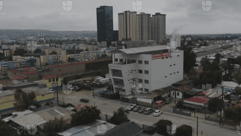 Ambos compraron en 2005 dos terrenos con una superficie de casi 2,000 metros cuadrados (más de 6,500 pies cuadrados) para construir el plantel. En 2012 ya tenían un moderno edificio de cinco niveles listo para recibir a cientos de alumnos.