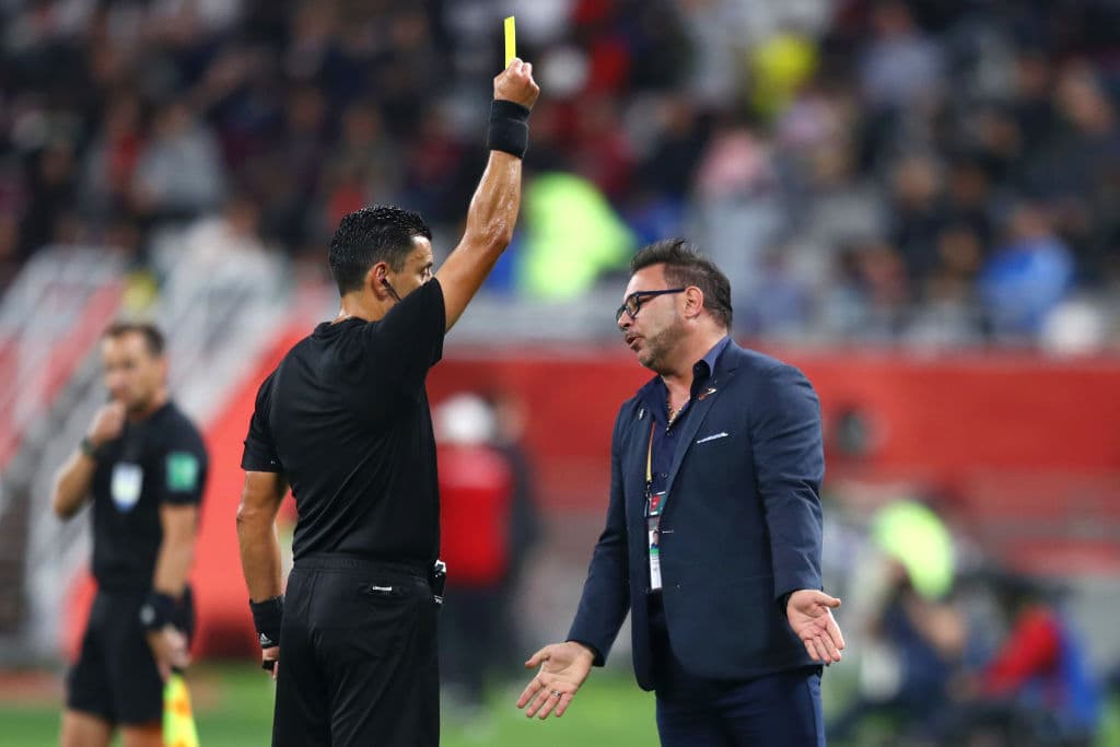 Mohamed se enfrenta a Klopp en las áreas técnica y el árbitro los amonesta.