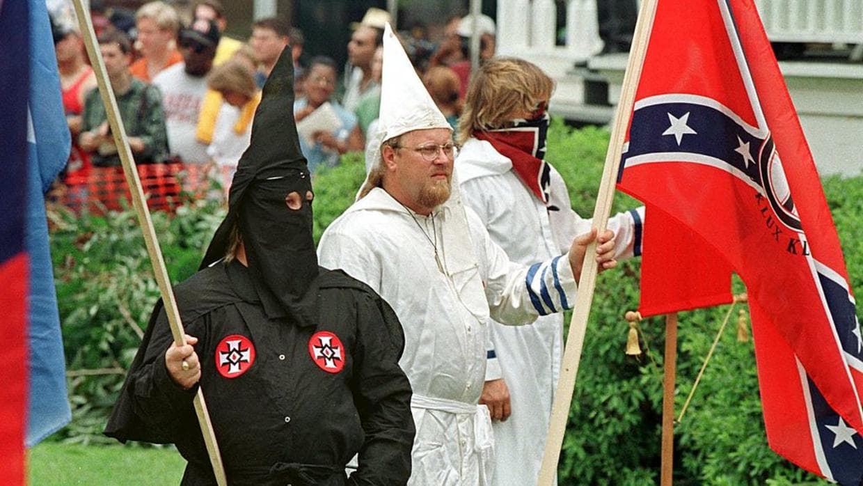 Miembros del KKK portaban armas en protesta, indican autoridades