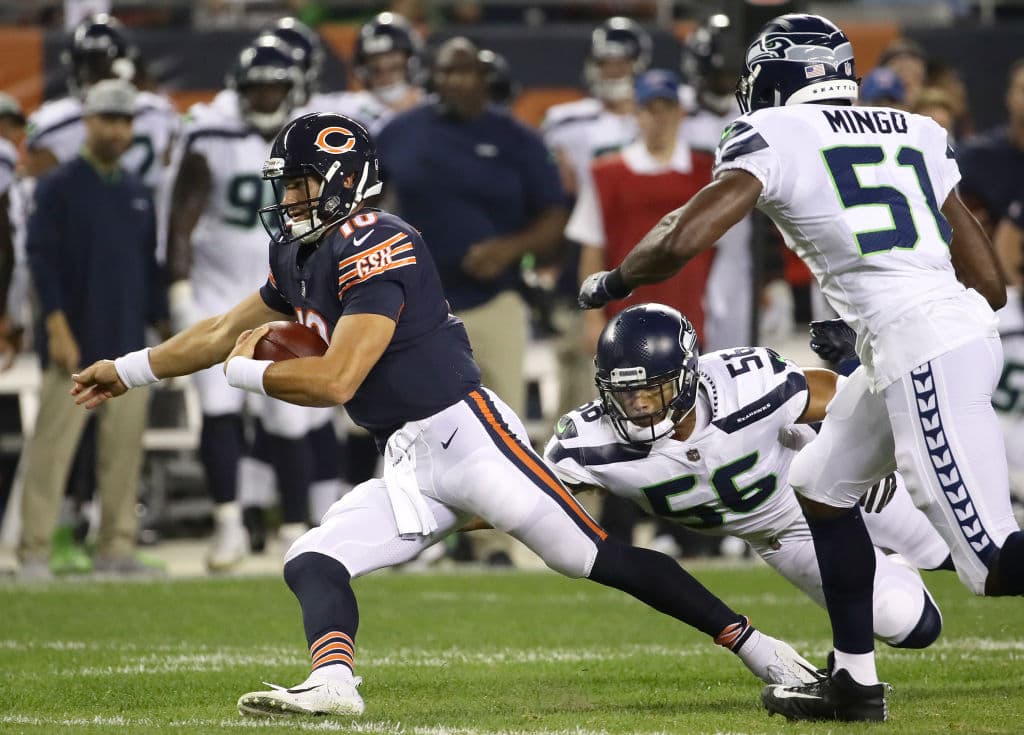 Pero no fue el único quarterback presionado, también Mitchell Trubisky tuvo que salir por piernas varias veces, aunque con ganancia de yardas.