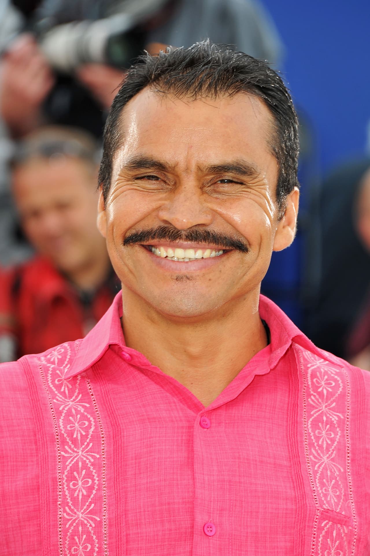 Pero esa breve actuación fue la que más tarde le abriría importantes puertas en su carrera. Noé Hernández siguió buscando papeles y fue el director Jorge Pérez quien le dio su primer papel de reparto en la película 
<i>Espiral</i> donde interpretó a 'Macario', un hombre que emigraba a Estados Unidos para buscar un mejor futuro para su familia.