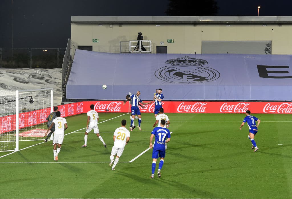 Apenas a los 2’ de juego, Alavés estuvo cerca de abrir el marcador. Joselu recibió un centro al área y con un tremendo testarazo estrelló el balón en el travesaño.