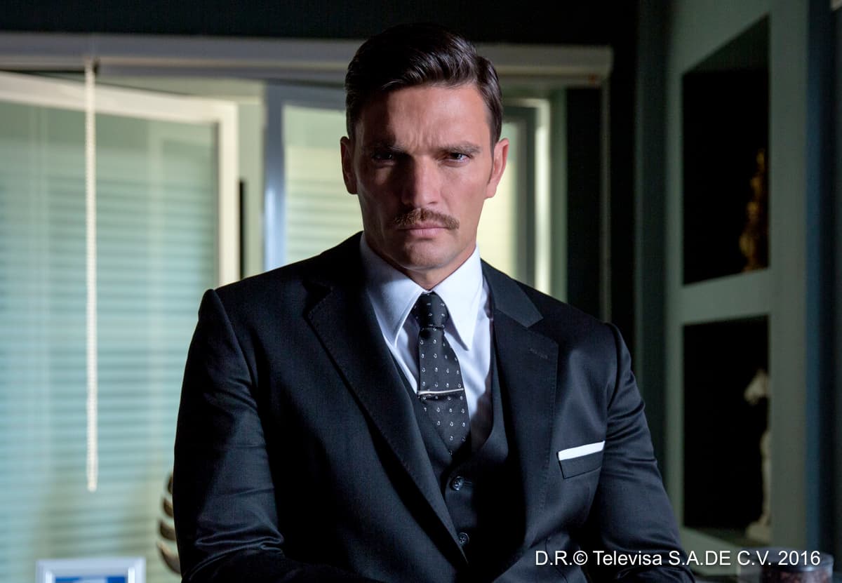 Cuando el actor 
<b><a href="http://www.univision.com/temas/julian-gil">Julián Gil </a></b>anunció su separación de 
<b><a href="http://www.univision.com/temas/marjorie-de-sousa">Marjorie de Sousa</a></b> diciendo que “una relación nunca puede ser entre tres personas”, surgieron varias teorías entre fans y medios de comunicación sobre a quién se refería Gil. Entre ellas, la más fuerte involucraba a 
<b><a href="http://www.univision.com/entretenimiento/gloria-rivas-la-otra-mujer-que-vivio-y-sufrio-la-relacion-de-julian-gil-y-marjorie-de-sousa">Gloria Rivas</a></b>, madre de la actriz venezolana y abuela del bebé de la expareja. Julián Gil habló de la 
<b>“tercera persona”</b> en una llamada telefónica al programa de radio 
<a href="https://www.facebook.com/elcircodelamega/videos/10155047576756006/" target="_blank">El Circo</a>, de Puerto Rico.
<br>