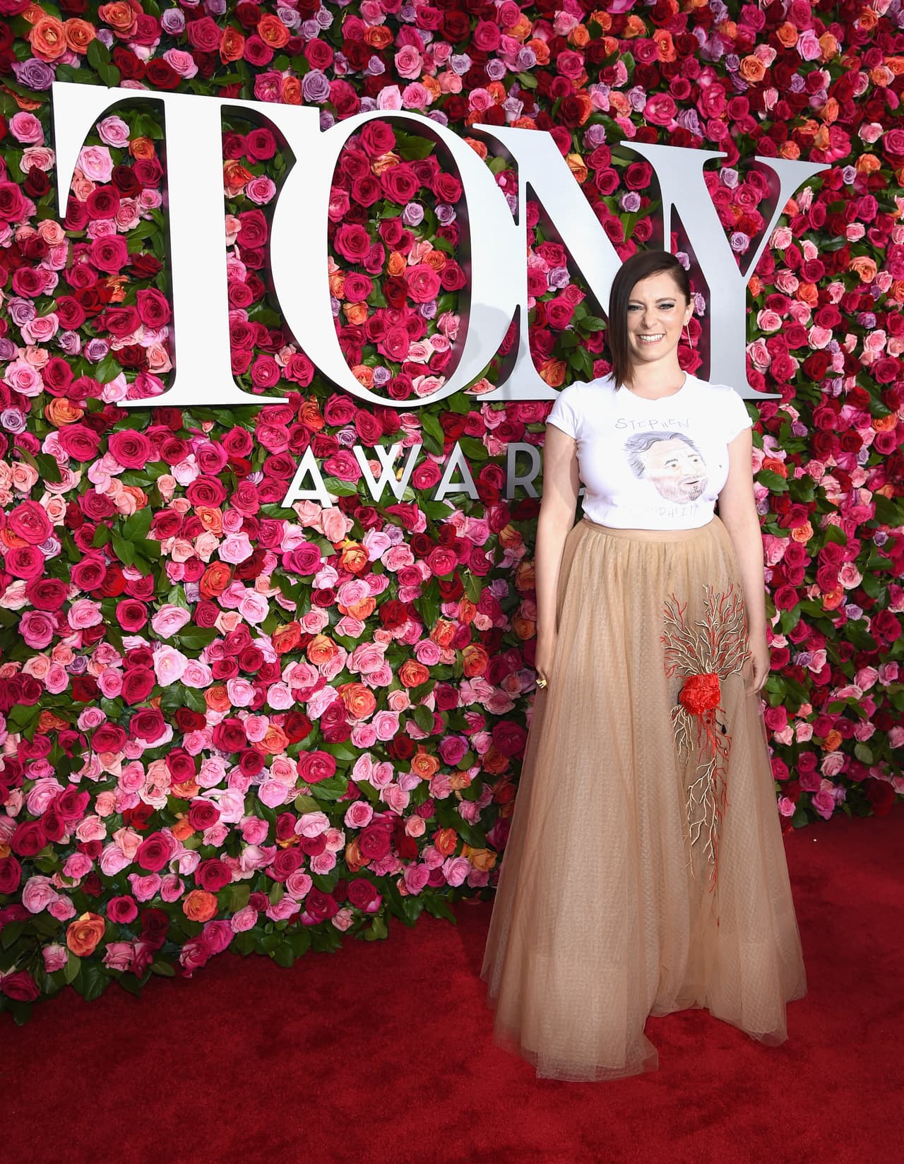 La actriz, cómica, cantante, escritora, productora, compositora y activista de la salud mental, Rachel Bloom, llamó la atención por la vestimenta que eligió para la gala del teatro estadounidense.