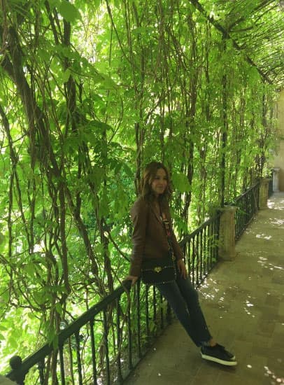 Karla Martínez recorriendo los espectacular Jardines del palacio Real Alcázar.