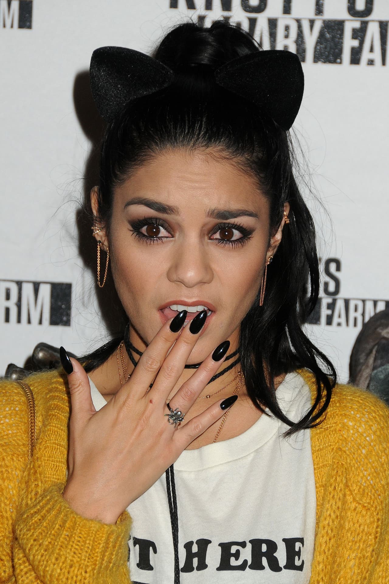 Las uñas negras y maquillaje oscuro son perfectos para completar tu disfraz en este halloween.