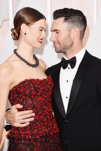 Complementó su vestido con un recogido bajo, un maquillaje de ojos sencillo y unos intensos labios rojo escarlata. Sexy, elegante y atemporal.